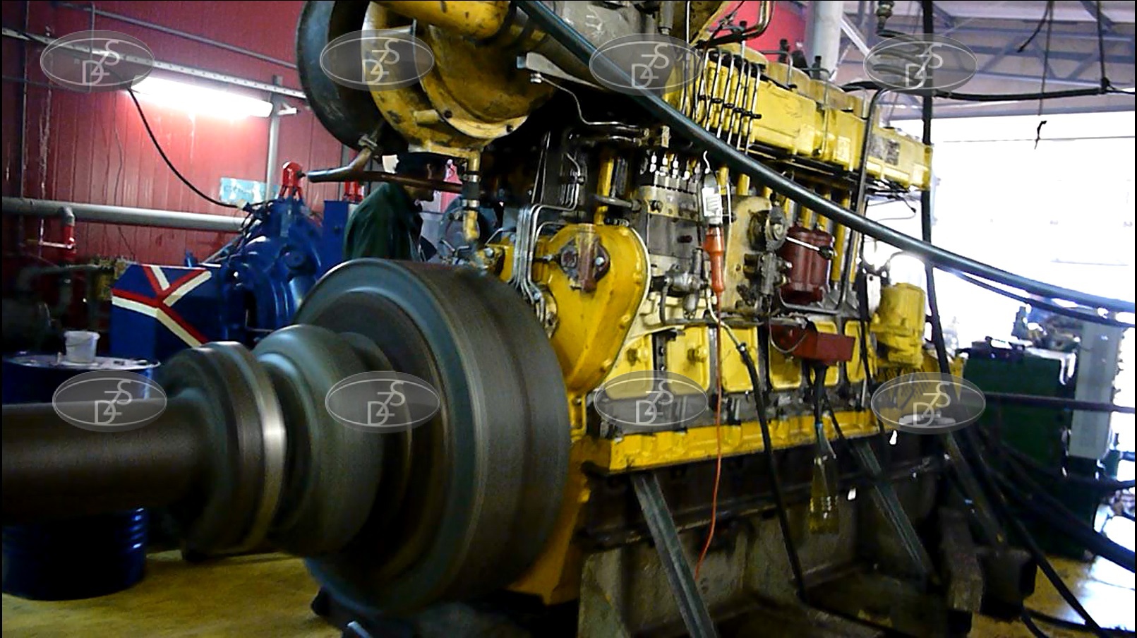 Судовой двигатель 6NVD48-2U на испытательном стенде предприятия